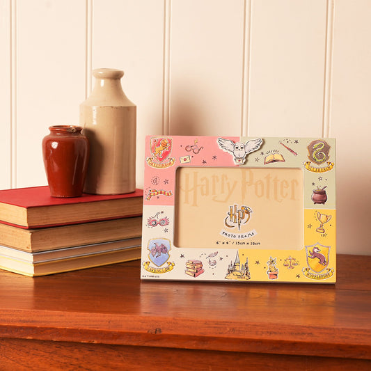 6x4 Harry Potter photo frame with illustrated border and house crest charm design