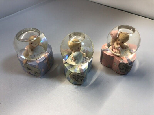 Pretty Parcel Baby Glitter Ball on Heart Base