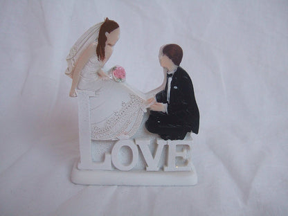 CLUB GREEN Resin 2D Love Bride and Groom Sitting, White, 80 x 30 x 100 mm