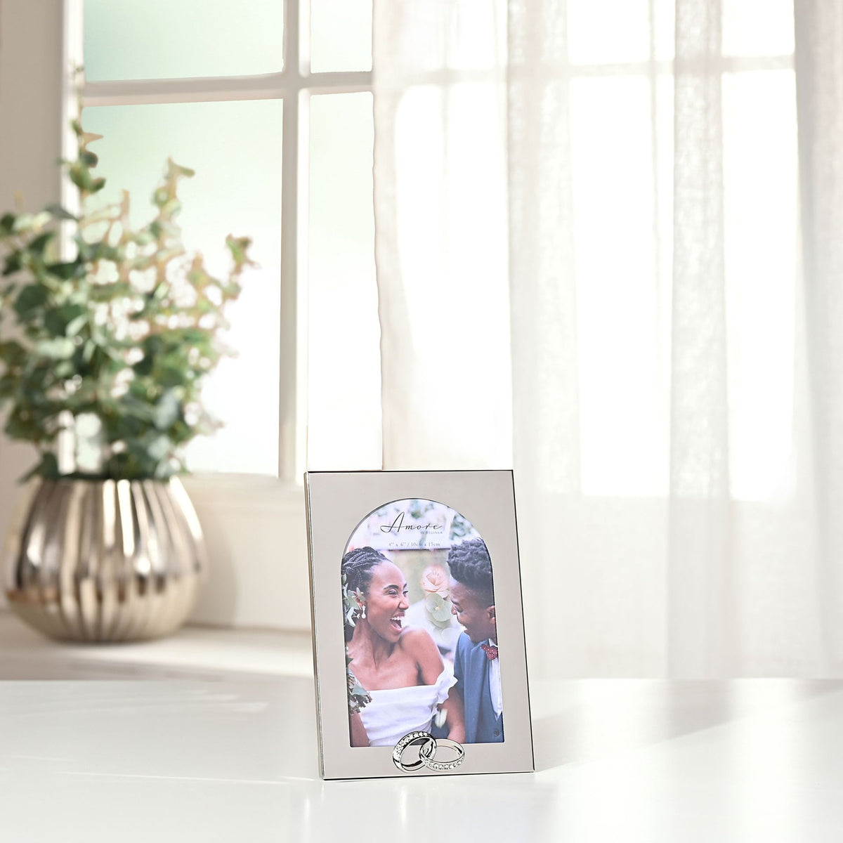 Arch 4x6 photo frame with silver-tone rings, standing display