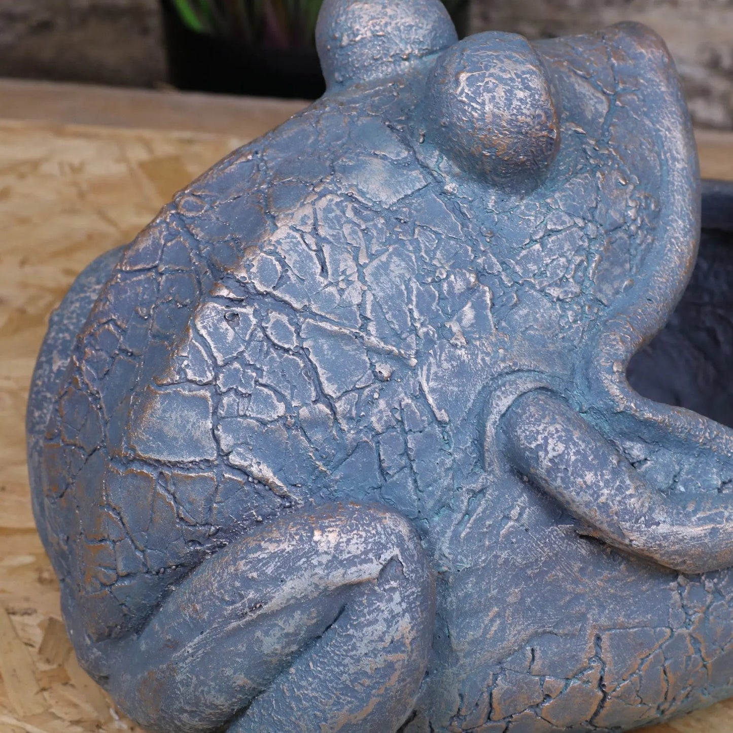 Bari Frog Outdoor Planter