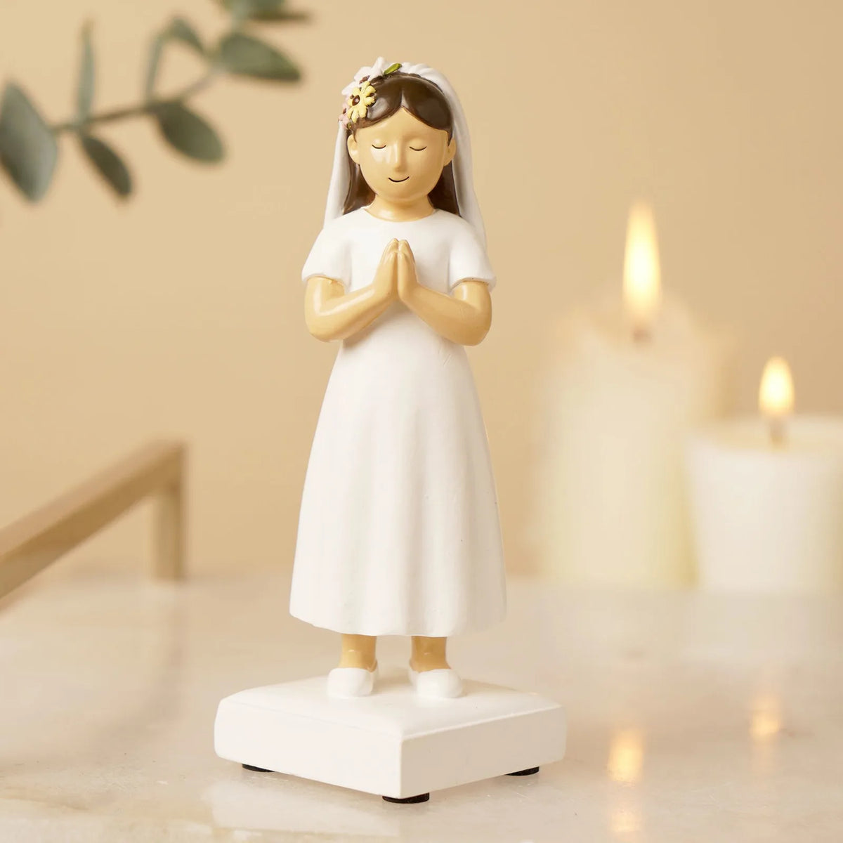Communion girl figurine with veil, floral headpiece, clasped hands, white dress on base