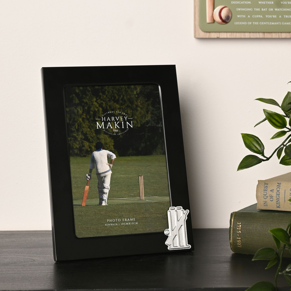 4 x 6 inch black photo frame with cricket bat and wickets metal charm